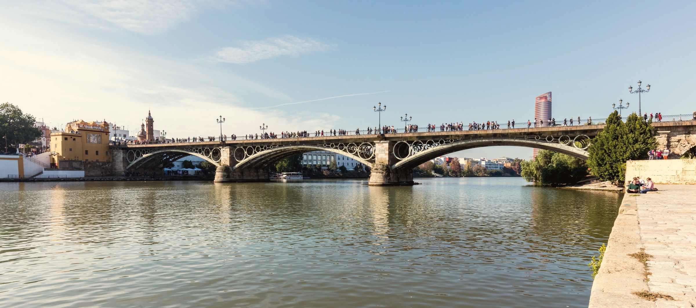 El puente de Triana sobre el Guadalquivir, por donde la Esperanza vuelve a su barrio la mañana del Viernes Santo.