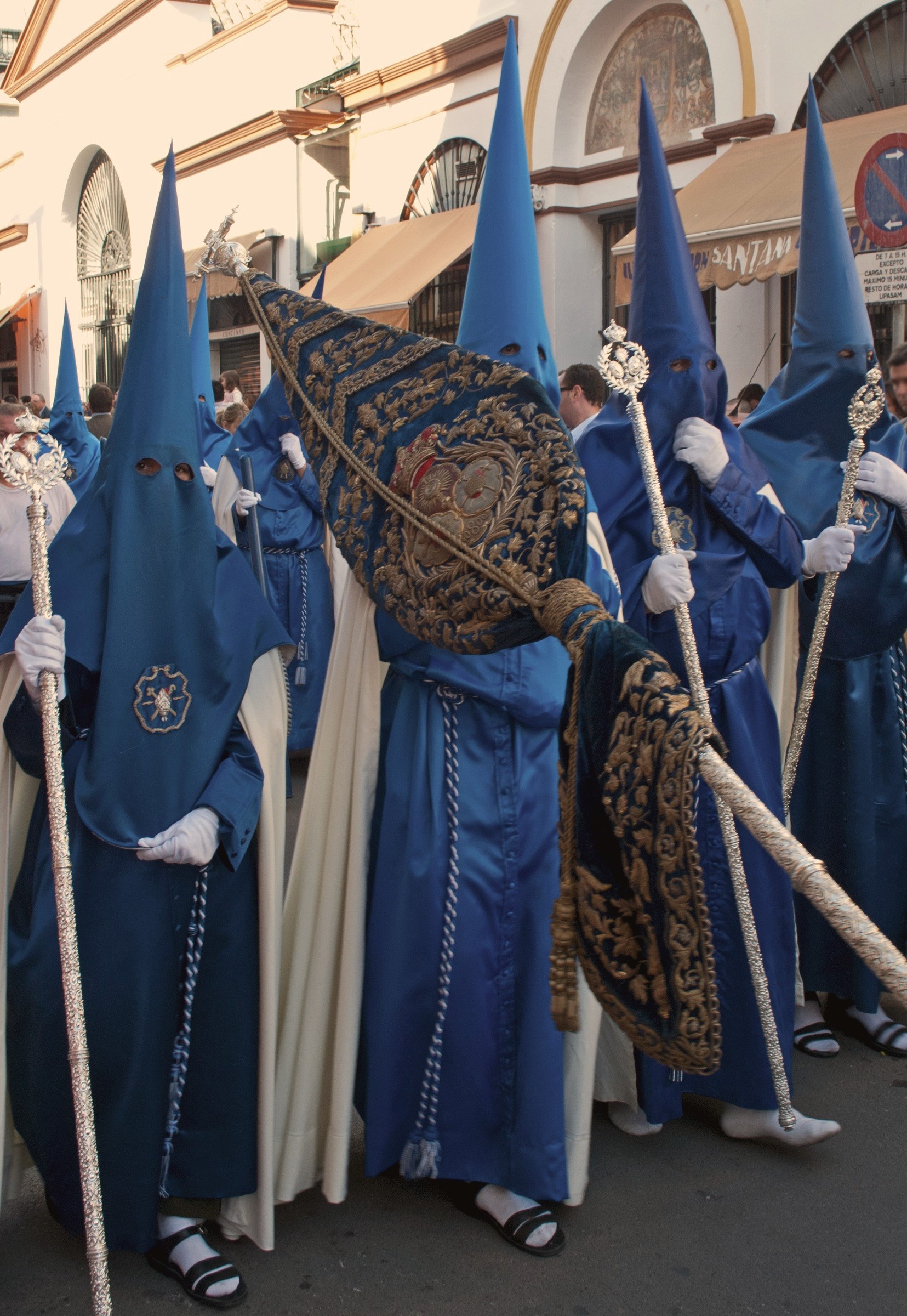Nazarenos de la Hermandad de la Hiniesta.