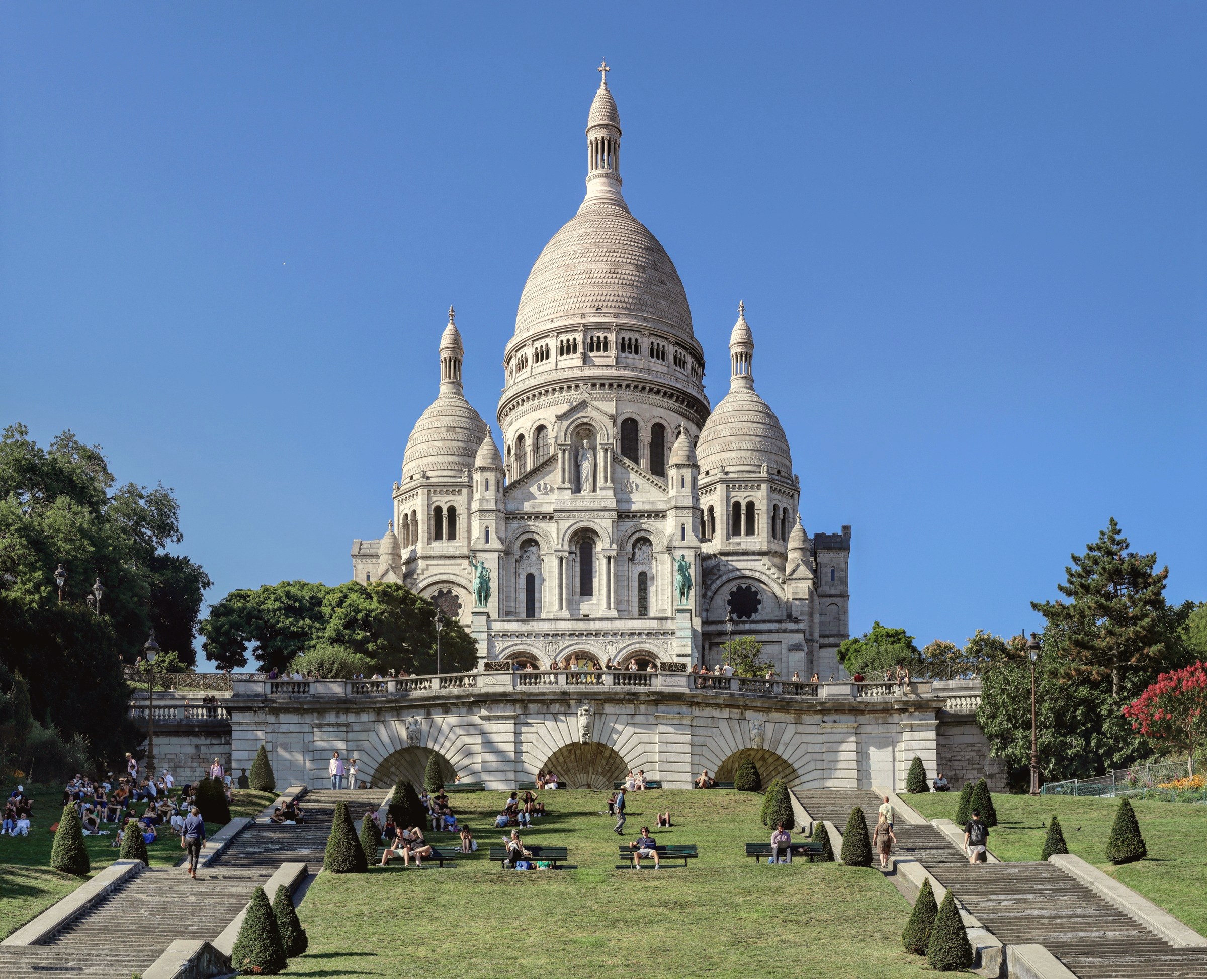 La basílica del Sacré-Cœur, de noche, en lo alto de Montmartre.