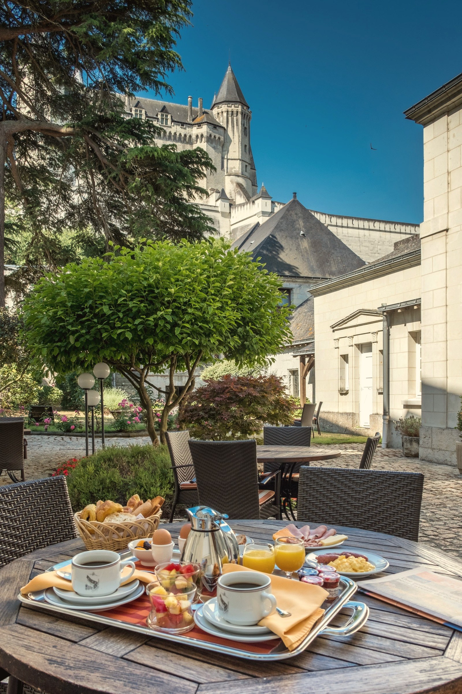 El patio, con el castillo de Saumur detrás