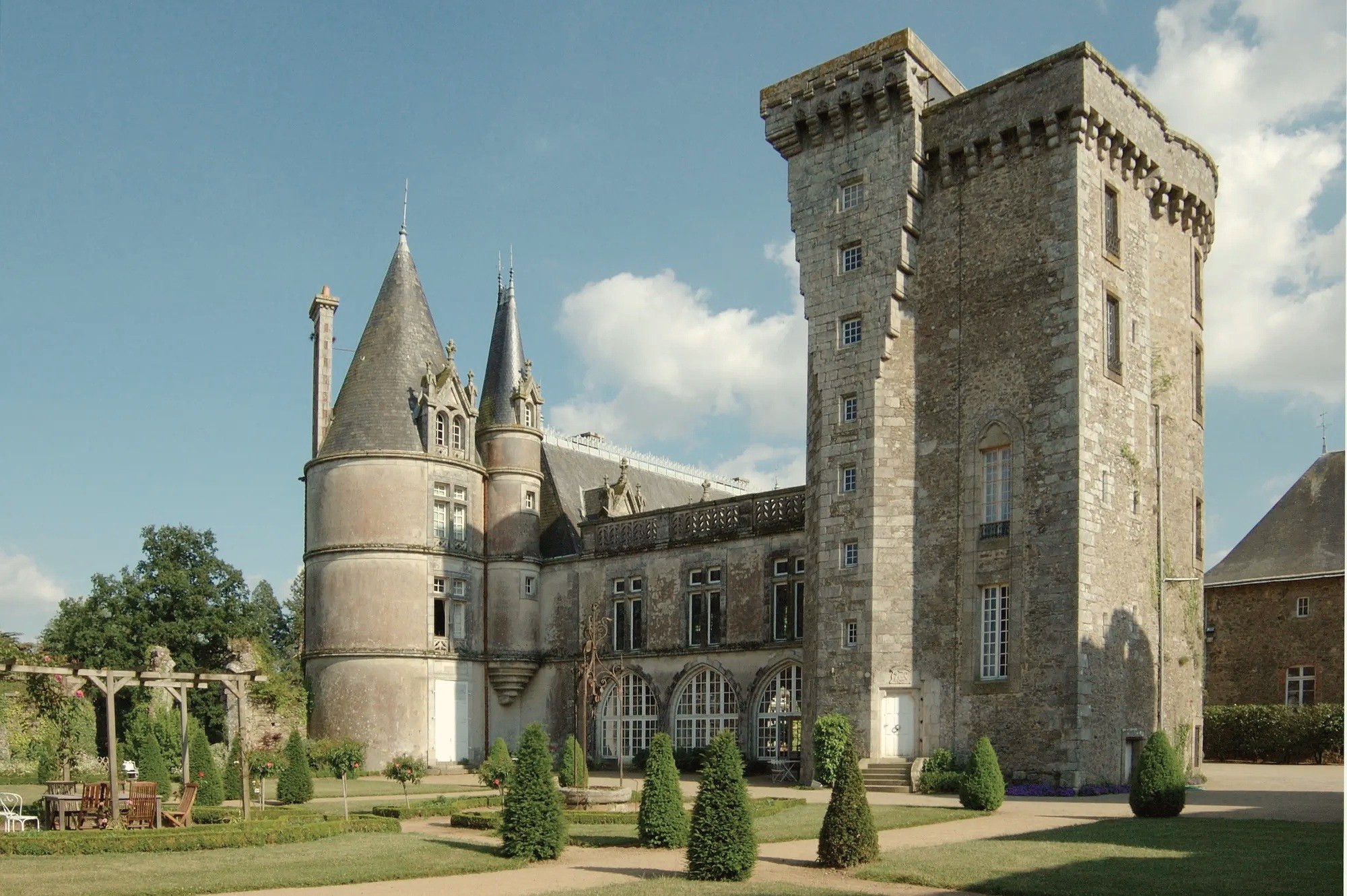El Donjon, junto al castillo