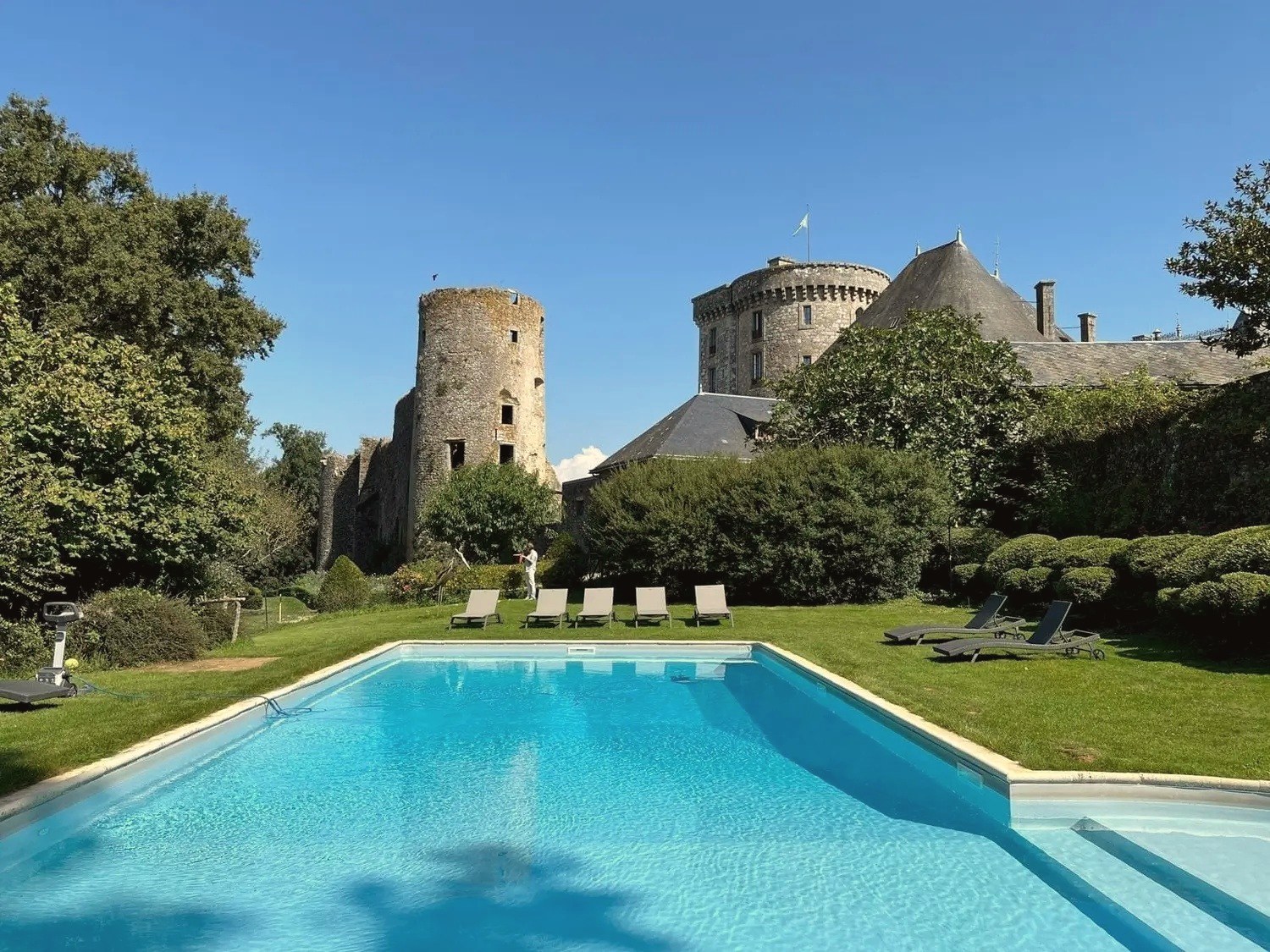 La piscina, bajo las torres